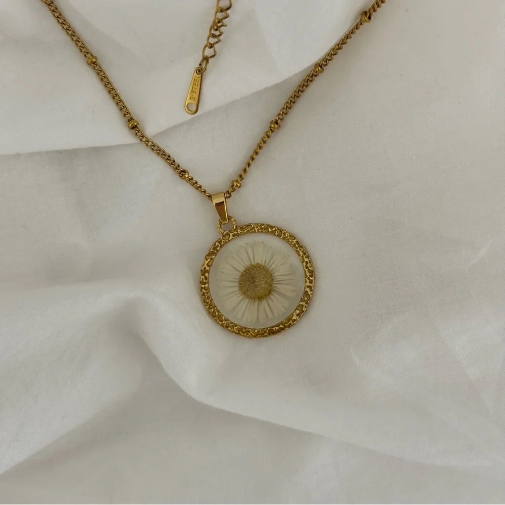 Retro Gold Vintage inspired Women’s‎ Y2K Floral Pendant Necklace - Picture 3 of 4